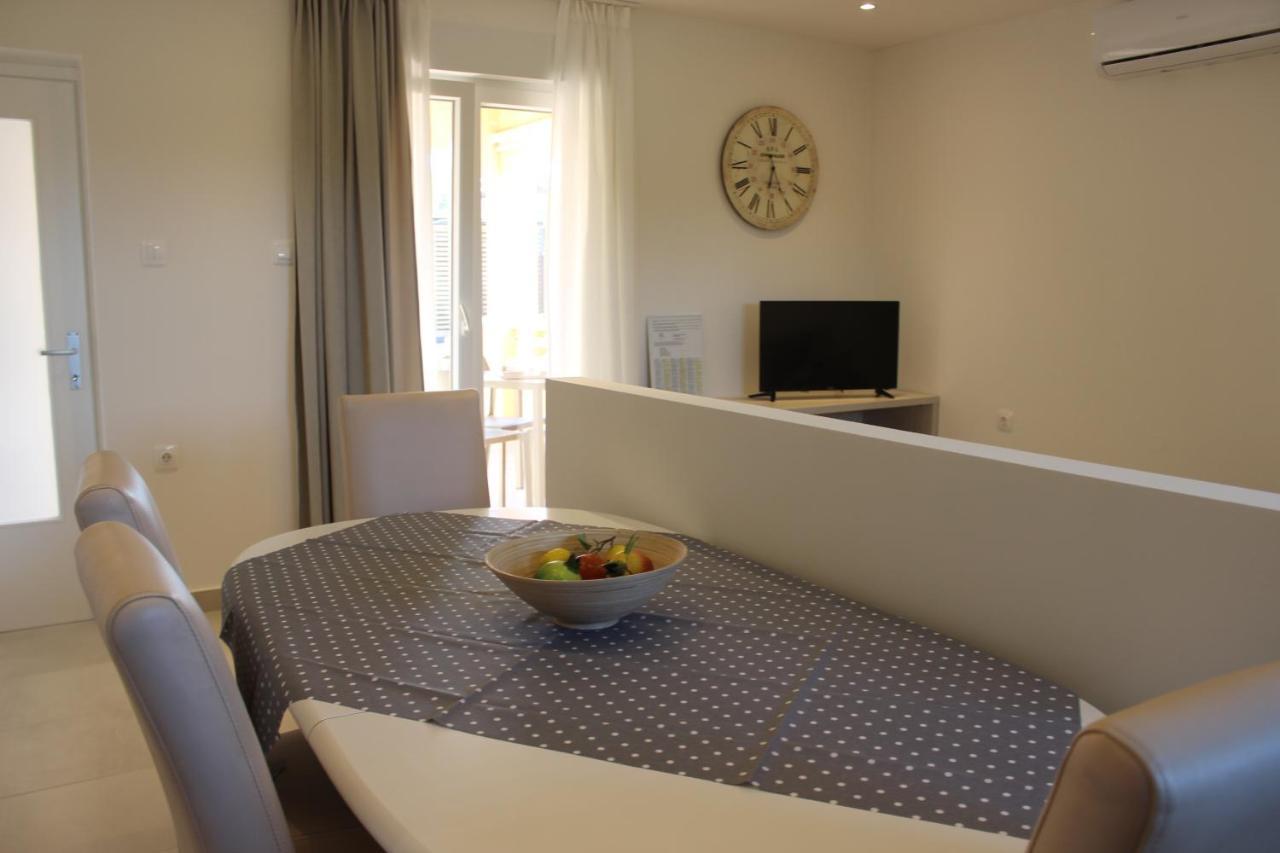 Apartments With A Parking Space Valbandon, Fazana - 7296 Stinjan Bagian luar foto